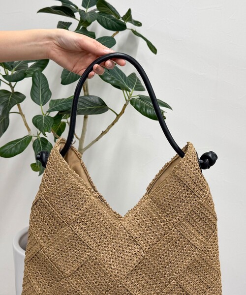 fredy emue（フレディエミュ）の「ペーパー格子編みワンハンドルバッグ（かごバッグ・レディース・ベージュ/グレー・FREE）」の11枚目の写真