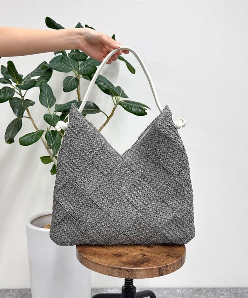 fredy emue（フレディエミュ）の「ペーパー格子編みワンハンドルバッグ（かごバッグ・レディース・ベージュ/グレー・FREE）」の5枚目の写真