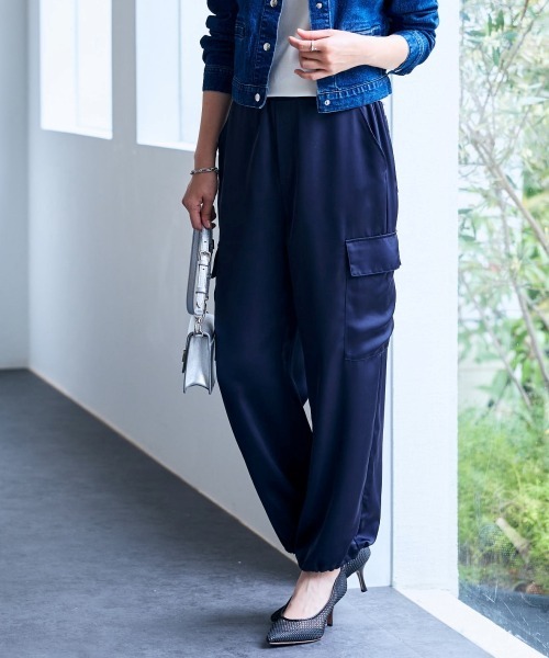 SMILE LAND（スマイルランド）の「サテンパラシュートパンツ＜大きいサイズ有＞【OtonaSMILE】（カーゴパンツ・レディース・ネイビー/グリーン/キナリ・5L/4L/3L/LL/L/M）」の3枚目の写真