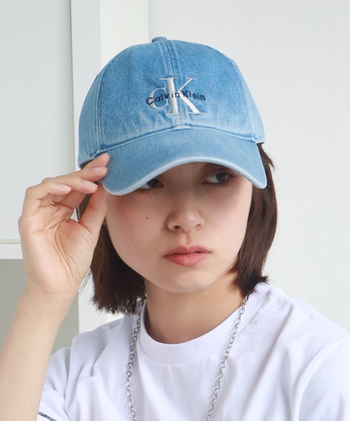 Calvin Klein（カルバン・クライン）の「【Calvin Klein/カルバンクライン】LOGO EMBROIDERED DENIM BASEBALL CAP/ヴィンテージデニム モノグラムキャップ（キャップ・メンズ・ライトインディゴブルー・FREE）」の2枚目の写真