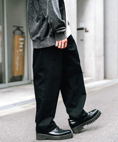 Rocky Monroe（ロッキーモンロー）の「ルーズシルエットワイドデニムパンツ（デニムパンツ・メンズ・ケミカルウォッシュ/ブルー/ダークブラック/ライトブラック/ワンウォッシュ/ブラック/オフホワイト・M/L/XL）」の3枚目の写真