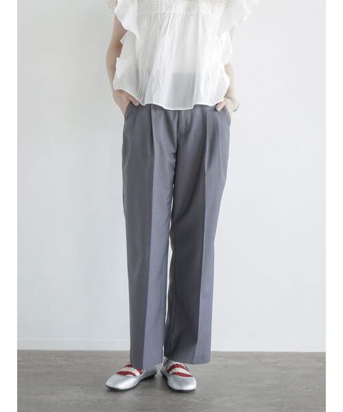 FIKA.(フィーカ)の「Double tucked straight pants(スラックス・レディース・グレー/モカ・FREE)」の3枚目の写真