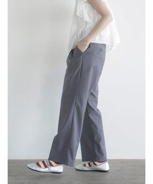 FIKA.(フィーカ)の「Double tucked straight pants(スラックス・レディース・グレー/モカ・FREE)」の5枚目の写真
