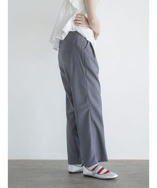 FIKA.(フィーカ)の「Double tucked straight pants(スラックス・レディース・グレー/モカ・FREE)」の6枚目の写真