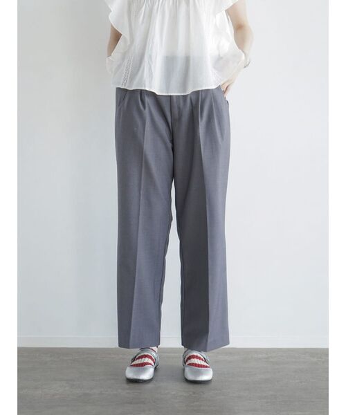 FIKA.(フィーカ)の「Double tucked straight pants(スラックス・レディース・グレー/モカ・FREE)」の7枚目の写真