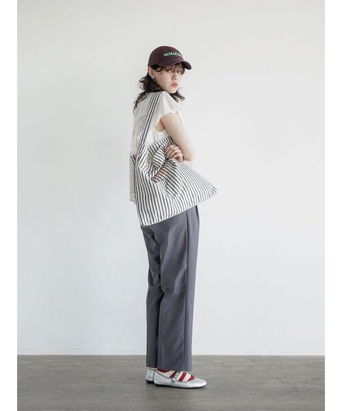 FIKA.(フィーカ)の「Double tucked straight pants(スラックス・レディース・グレー/モカ・FREE)」の10枚目の写真