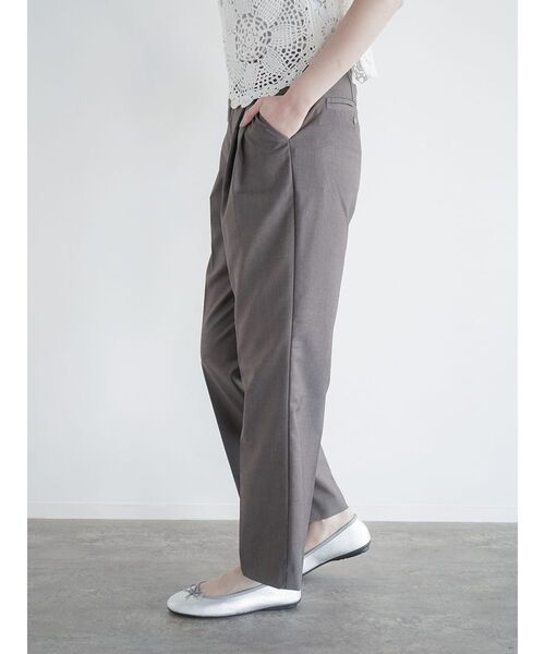 FIKA.(フィーカ)の「Double tucked straight pants(スラックス・レディース・グレー/モカ・FREE)」の12枚目の写真
