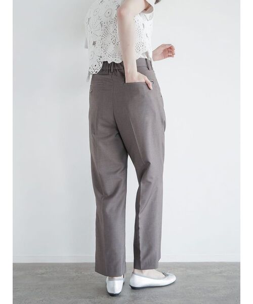 FIKA.(フィーカ)の「Double tucked straight pants(スラックス・レディース・グレー/モカ・FREE)」の13枚目の写真