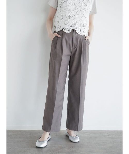 FIKA.(フィーカ)の「Double tucked straight pants(スラックス・レディース・グレー/モカ・FREE)」の14枚目の写真