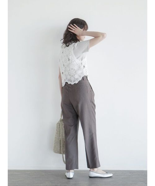 FIKA.(フィーカ)の「Double tucked straight pants(スラックス・レディース・グレー/モカ・FREE)」の17枚目の写真