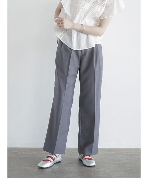 FIKA.(フィーカ)の「Double tucked straight pants(スラックス・レディース・グレー/モカ・FREE)」の2枚目の写真