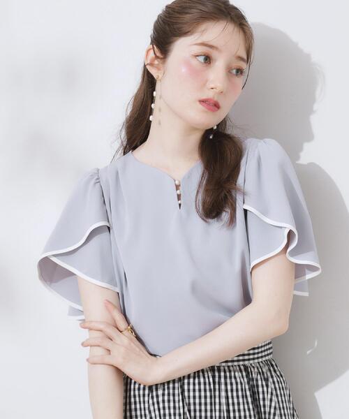 couture brooch（クチュールブローチ）の「【洗える・通勤】Vネックパール調フレアブラウス（シャツ/ブラウス・レディース・オフホワイト/ライトグレー/ブラック・36/38/40/42）」の3枚目の写真