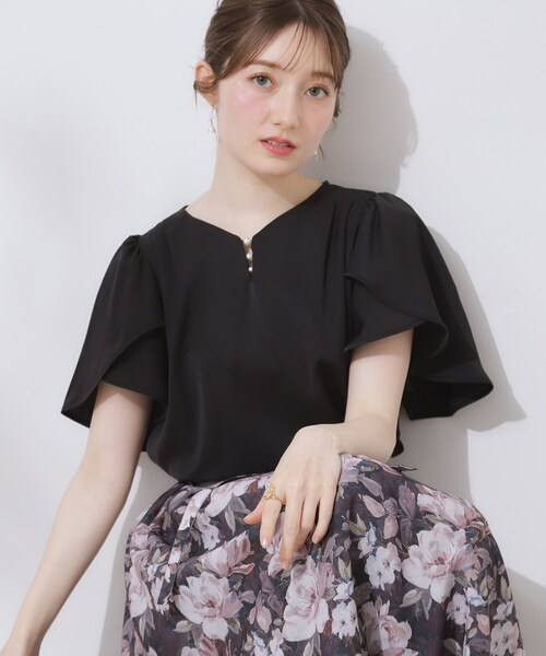 couture brooch（クチュールブローチ）の「【洗える・通勤】Vネックパール調フレアブラウス（シャツ/ブラウス・レディース・オフホワイト/ライトグレー/ブラック・36/38/40/42）」の2枚目の写真