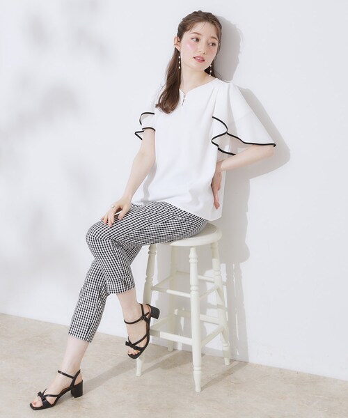 couture brooch（クチュールブローチ）の「【洗える・通勤】Vネックパール調フレアブラウス（シャツ/ブラウス・レディース・オフホワイト/ライトグレー/ブラック・36/38/40/42）」の4枚目の写真