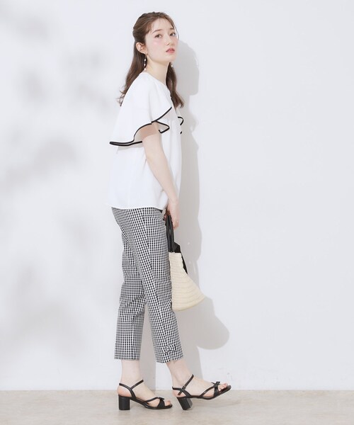 couture brooch（クチュールブローチ）の「【洗える・通勤】Vネックパール調フレアブラウス（シャツ/ブラウス・レディース・オフホワイト/ライトグレー/ブラック・36/38/40/42）」の5枚目の写真