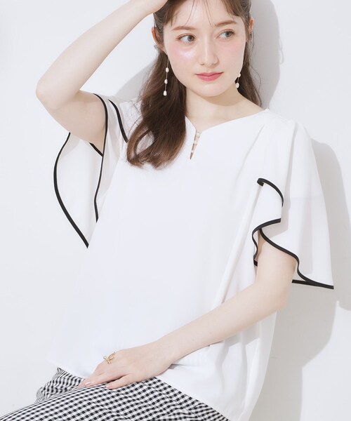 couture brooch（クチュールブローチ）の「【洗える・通勤】Vネックパール調フレアブラウス（シャツ/ブラウス・レディース・オフホワイト/ライトグレー/ブラック・36/38/40/42）」の7枚目の写真