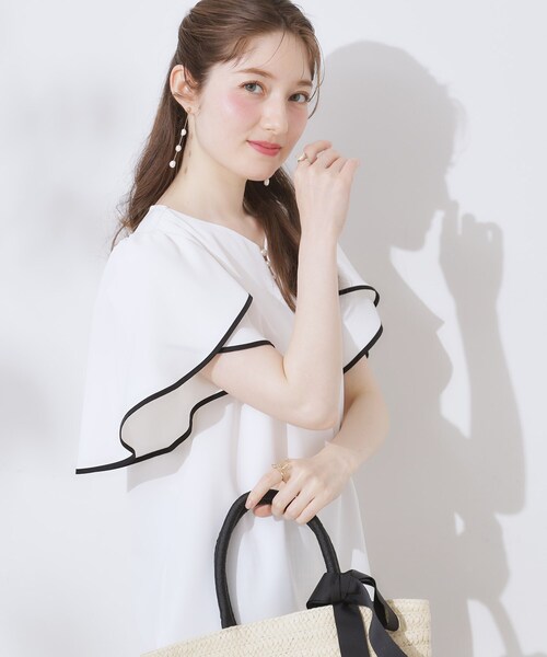 couture brooch（クチュールブローチ）の「【洗える・通勤】Vネックパール調フレアブラウス（シャツ/ブラウス・レディース・オフホワイト/ライトグレー/ブラック・36/38/40/42）」の8枚目の写真