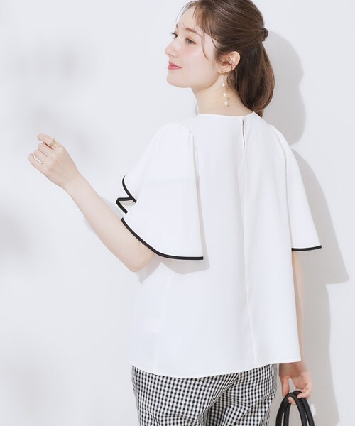 couture brooch（クチュールブローチ）の「【洗える・通勤】Vネックパール調フレアブラウス（シャツ/ブラウス・レディース・オフホワイト/ライトグレー/ブラック・36/38/40/42）」の9枚目の写真