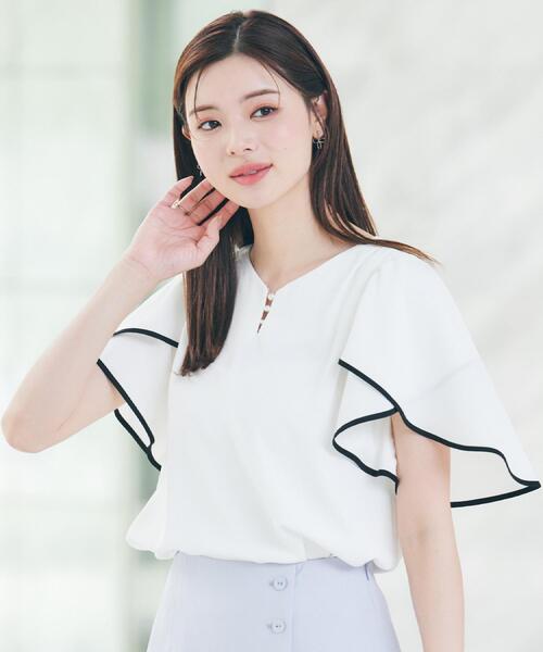 couture brooch（クチュールブローチ）の「【洗える・通勤】Vネックパール調フレアブラウス（シャツ/ブラウス・レディース・オフホワイト/ライトグレー/ブラック・36/38/40/42）」の10枚目の写真