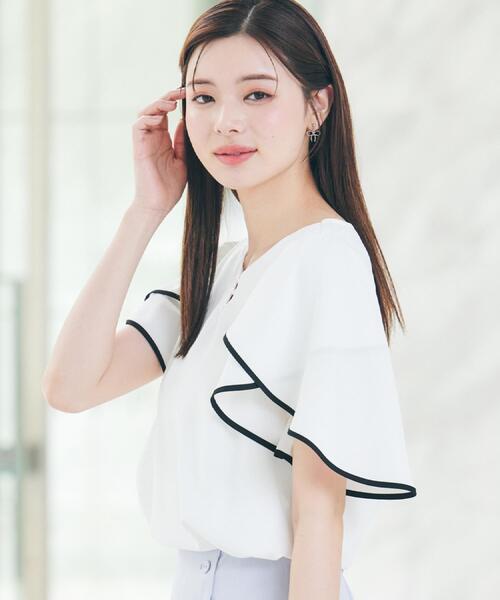 couture brooch（クチュールブローチ）の「【洗える・通勤】Vネックパール調フレアブラウス（シャツ/ブラウス・レディース・オフホワイト/ライトグレー/ブラック・36/38/40/42）」の12枚目の写真