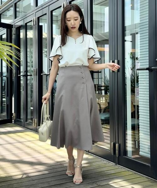 couture brooch（クチュールブローチ）の「【洗える・通勤】Vネックパール調フレアブラウス（シャツ/ブラウス・レディース・オフホワイト/ライトグレー/ブラック・36/38/40/42）」の13枚目の写真