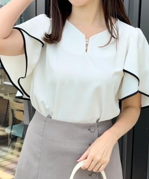 couture brooch（クチュールブローチ）の「【洗える・通勤】Vネックパール調フレアブラウス（シャツ/ブラウス・レディース・オフホワイト/ライトグレー/ブラック・36/38/40/42）」の16枚目の写真