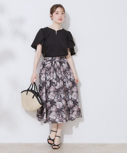 couture brooch（クチュールブローチ）の「【洗える・通勤】Vネックパール調フレアブラウス（シャツ/ブラウス・レディース・オフホワイト/ライトグレー/ブラック・36/38/40/42）」の17枚目の写真