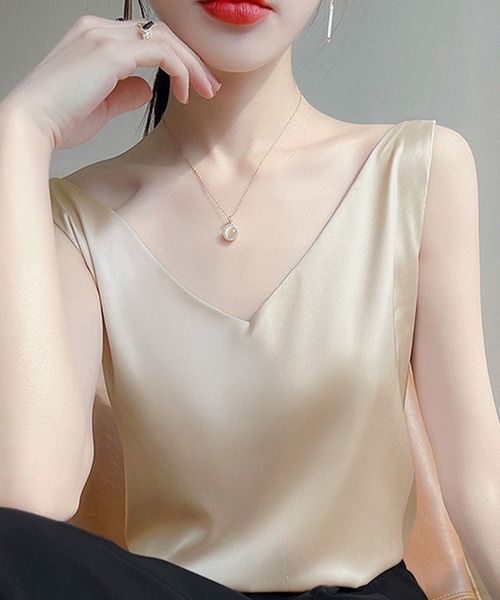 DAY CLOSET(デイ クローゼット)の「レディース デコルテ綺麗見せ。バックキャミ風Vネックトップス(キャミソール・レディース・ベージュ/ブラック/カーキ/ホワイト/ピンク・XL/L/M/S/2XL)」の11枚目の写真