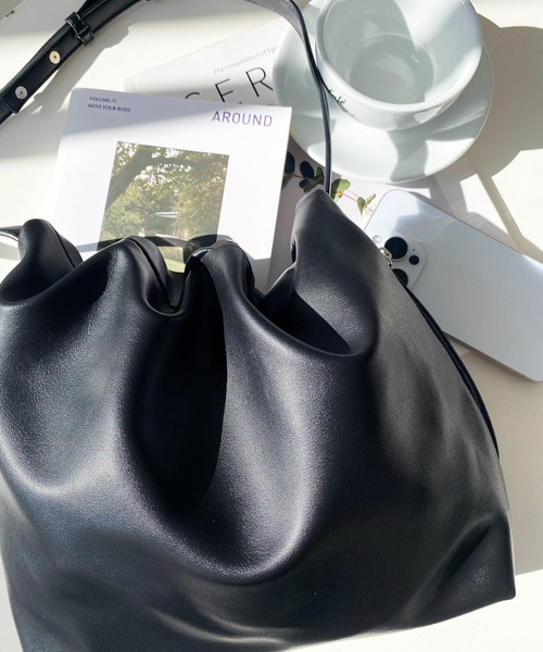 moment+(モーメントプラス)の「ワンハンドルギャザーショルダーバッグ(ショルダーバッグ・レディース・ブラック/ブラウン/ボルドー・FREE)」の2枚目の写真
