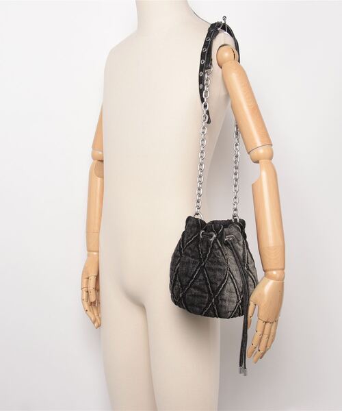 DIESEL(ディーゼル)の「ウィメンズ バケットバッグ S CHARM-D CHARM-D BUCKET S(ショルダーバッグ・レディース・ブラック・UNI)」の12枚目の写真