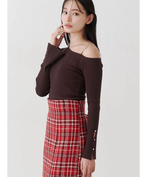 MERCURYDUO（マーキュリーデュオ）の「アシメパールチェーンワンショルニット（ニット/セーター・レディース・チャコールグレー/ブラック/ベージュ/レッド/ブラウン/ブルー・FREE）」の4枚目の写真