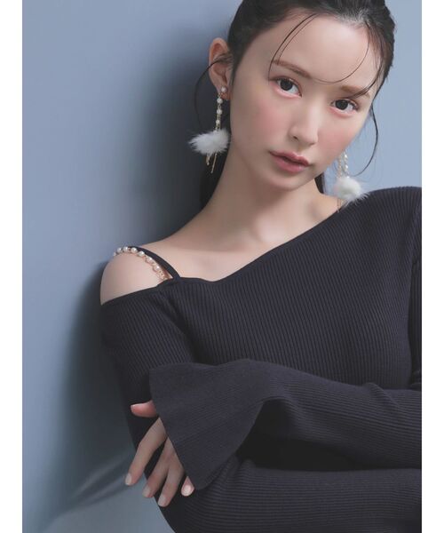 MERCURYDUO（マーキュリーデュオ）の「アシメパールチェーンワンショルニット（ニット/セーター・レディース・チャコールグレー/ブラック/ベージュ/レッド/ブラウン/ブルー・FREE）」の3枚目の写真