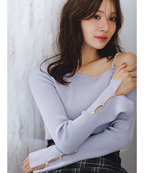 MERCURYDUO（マーキュリーデュオ）の「アシメパールチェーンワンショルニット（ニット/セーター・レディース・チャコールグレー/ブラック/ベージュ/レッド/ブラウン/ブルー・FREE）」の5枚目の写真