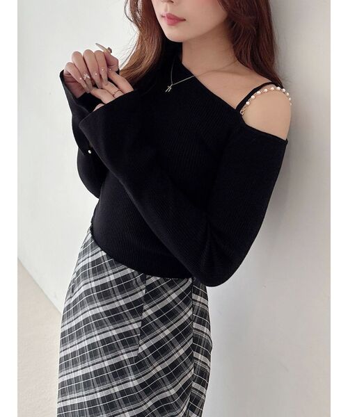 MERCURYDUO（マーキュリーデュオ）の「アシメパールチェーンワンショルニット（ニット/セーター・レディース・チャコールグレー/ブラック/ベージュ/レッド/ブラウン/ブルー・FREE）」の2枚目の写真