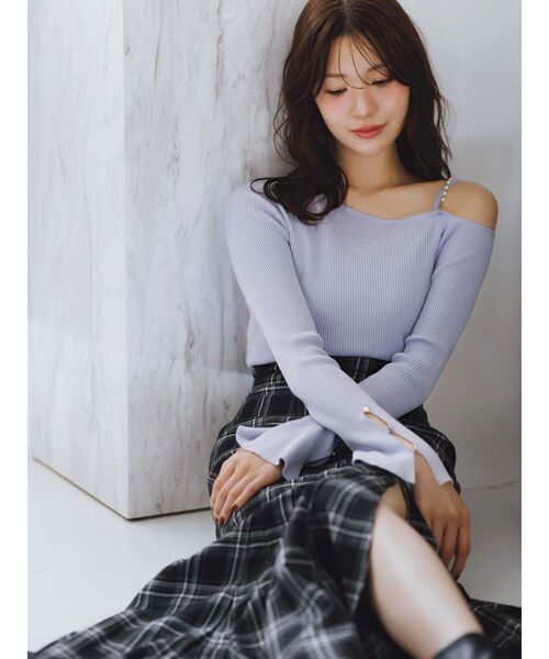 MERCURYDUO（マーキュリーデュオ）の「アシメパールチェーンワンショルニット（ニット/セーター・レディース・チャコールグレー/ブラック/ベージュ/レッド/ブラウン/ブルー・FREE）」の7枚目の写真