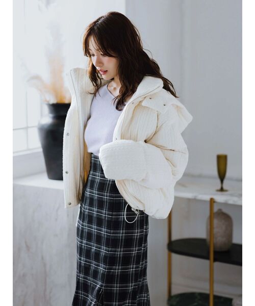 MERCURYDUO（マーキュリーデュオ）の「アシメパールチェーンワンショルニット（ニット/セーター・レディース・チャコールグレー/ブラック/ベージュ/レッド/ブラウン/ブルー・FREE）」の10枚目の写真