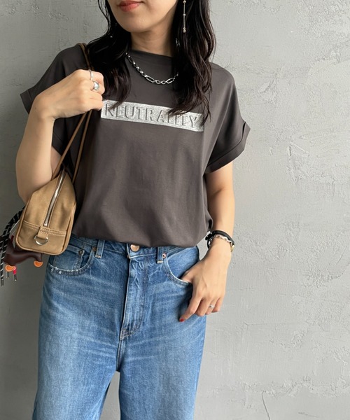 MAISON DE L'ALLURE（メゾンドゥラリュール）の「[MAISON DE L'ALLURE/メゾンドゥラリュール] エンボス加工 BOXロゴTシャツ（Tシャツ/カットソー・レディース・チャコールグレー/オフホワイト/ブラック・F）」の3枚目の写真