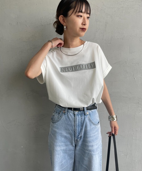 MAISON DE L'ALLURE（メゾンドゥラリュール）の「[MAISON DE L'ALLURE/メゾンドゥラリュール] エンボス加工 BOXロゴTシャツ（Tシャツ/カットソー・レディース・チャコールグレー/オフホワイト/ブラック・F）」の12枚目の写真