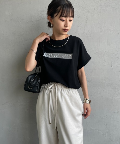 MAISON DE L'ALLURE（メゾンドゥラリュール）の「[MAISON DE L'ALLURE/メゾンドゥラリュール] エンボス加工 BOXロゴTシャツ（Tシャツ/カットソー・レディース・チャコールグレー/オフホワイト/ブラック・F）」の13枚目の写真