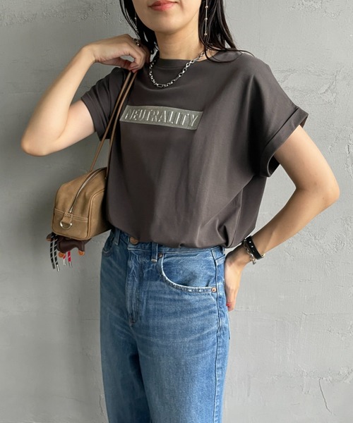 MAISON DE L'ALLURE（メゾンドゥラリュール）の「[MAISON DE L'ALLURE/メゾンドゥラリュール] エンボス加工 BOXロゴTシャツ（Tシャツ/カットソー・レディース・チャコールグレー/オフホワイト/ブラック・F）」の20枚目の写真