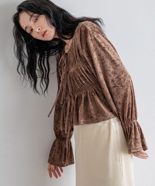 LOWRYS FARM（ローリーズファーム）の「ベロアシャーリングブラウス  580212（シャツ/ブラウス・レディース・チャコールグレー/オフホワイト/ライトグレー/ブラウン・FREE）」の4枚目の写真