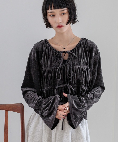 LOWRYS FARM（ローリーズファーム）の「ベロアシャーリングブラウス  580212（シャツ/ブラウス・レディース・チャコールグレー/オフホワイト/ライトグレー/ブラウン・FREE）」の2枚目の写真