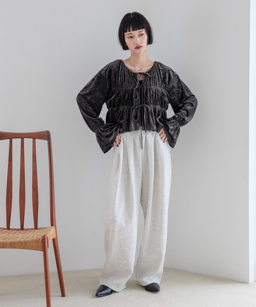 LOWRYS FARM（ローリーズファーム）の「ベロアシャーリングブラウス  580212（シャツ/ブラウス・レディース・チャコールグレー/オフホワイト/ライトグレー/ブラウン・FREE）」の14枚目の写真