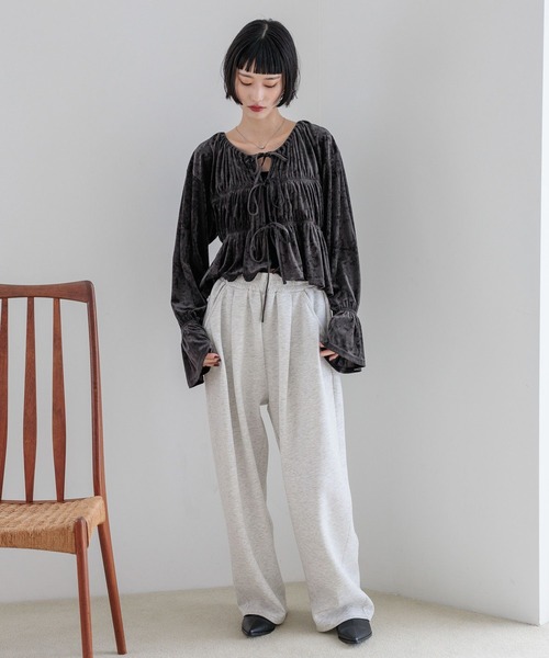 LOWRYS FARM（ローリーズファーム）の「ベロアシャーリングブラウス  580212（シャツ/ブラウス・レディース・チャコールグレー/オフホワイト/ライトグレー/ブラウン・FREE）」の15枚目の写真