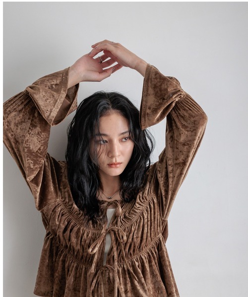 LOWRYS FARM（ローリーズファーム）の「ベロアシャーリングブラウス  580212（シャツ/ブラウス・レディース・チャコールグレー/オフホワイト/ライトグレー/ブラウン・FREE）」の7枚目の写真