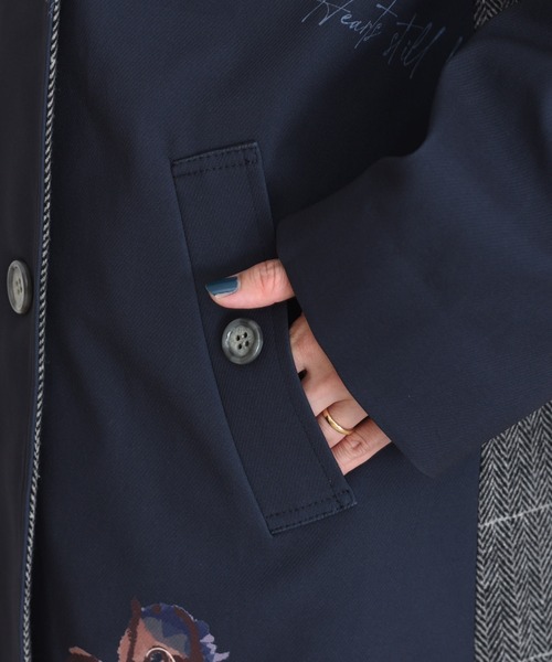 Eimee Law（エイミーロウ）の「テキスト馬柄ptトレンチコート（トレンチコート・レディース・ベージュ/ダークネイビー・FREE）」の8枚目の写真