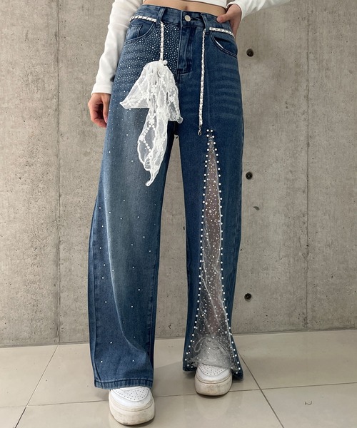 GLAMOROUS JANE（グラマラスジェーン）の「レース×パール切替ビジュー付きワイドパンツ（デニムパンツ・レディース・ブルー・S/M/L）」の2枚目の写真