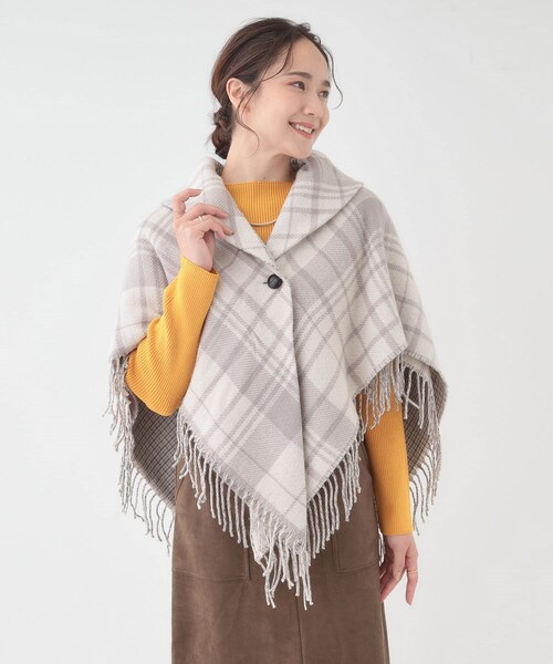 SHOO・LA・RUE（シューラルー）の「【リバーシブル】襟元ギャザー チェックポンチョ（ポンチョ・レディース・アイボリー系2/ブラウン系3/ブラック系2・00）」の4枚目の写真