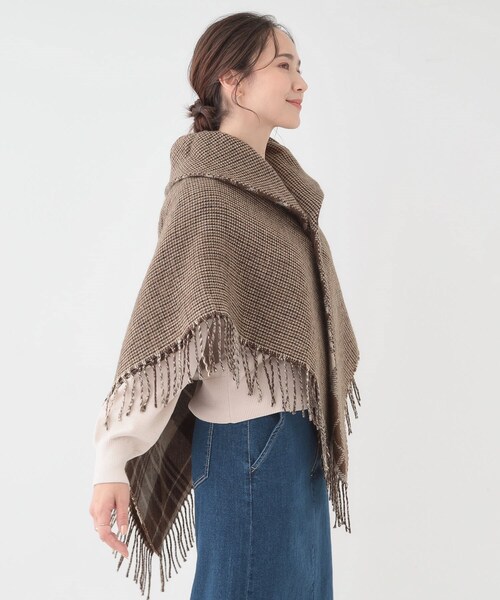 SHOO・LA・RUE（シューラルー）の「【リバーシブル】襟元ギャザー チェックポンチョ（ポンチョ・レディース・アイボリー系2/ブラウン系3/ブラック系2・00）」の22枚目の写真