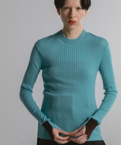 CINOH(チノ)の「CREW NECK TIGHT KNIT(ニット/セーター・レディース・チャコールグレー/ターコイズブルー/ブラウン・38)」の3枚目の写真